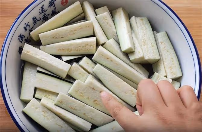 涼拌茄子,2個小妙招,茄子不變色不發黑,開胃下飯,好吃好看