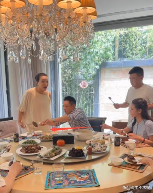 汪小菲一家聚餐慶祝拿獎,馬筱梅細節見素養,大S吃飯太挑剔!