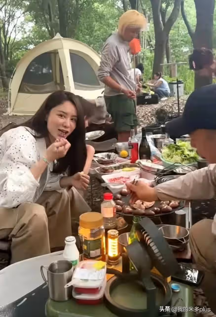 林峯老婆帶女兒露營烤肉，鄭愷一家也在，苗苗手臂細得像竹竿一樣