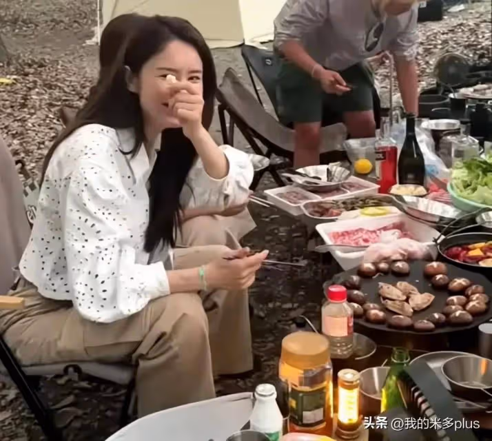 林峯老婆帶女兒露營烤肉，鄭愷一家也在，苗苗手臂細得像竹竿一樣