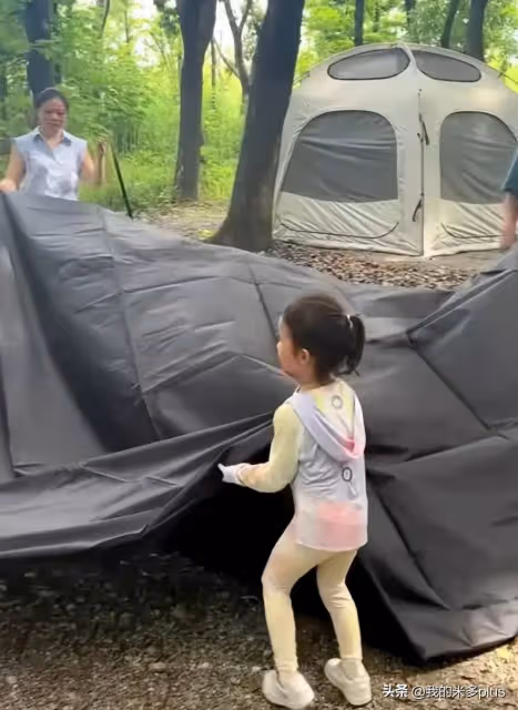林峯老婆帶女兒露營烤肉，鄭愷一家也在，苗苗手臂細得像竹竿一樣