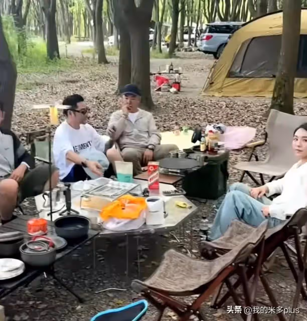 林峯老婆帶女兒露營烤肉，鄭愷一家也在，苗苗手臂細得像竹竿一樣