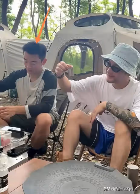 林峯老婆帶女兒露營烤肉，鄭愷一家也在，苗苗手臂細得像竹竿一樣