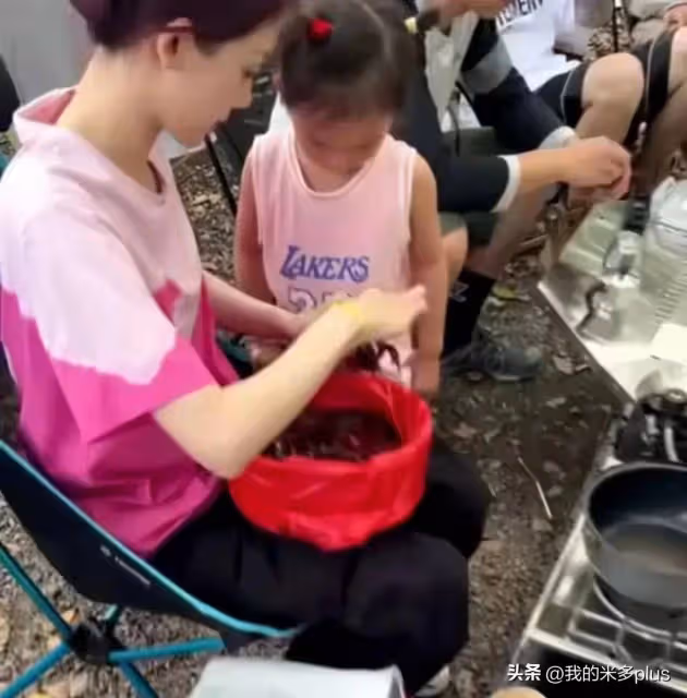 林峯老婆帶女兒露營烤肉，鄭愷一家也在，苗苗手臂細得像竹竿一樣