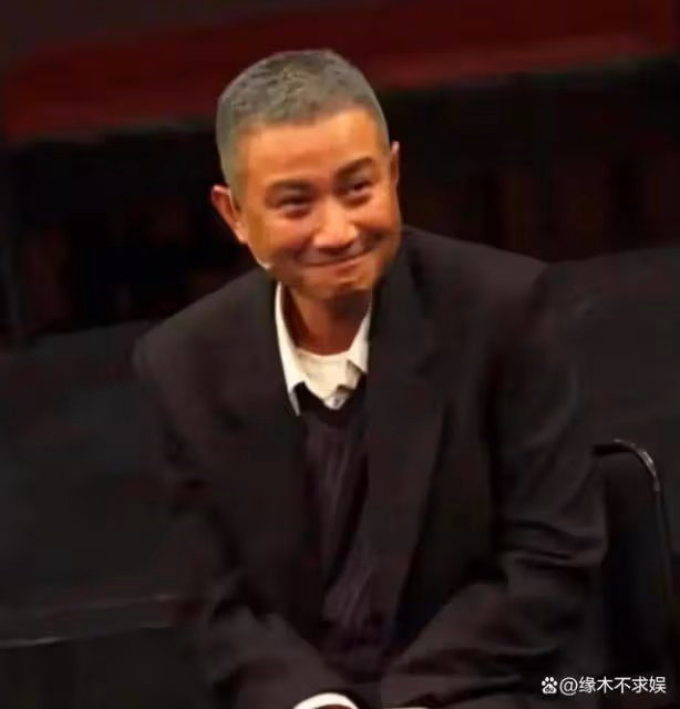 40歲文章打球被偶遇,苦練高爾夫球曬黑不少,小腿大面積刺青!