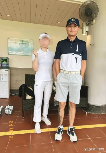 40歲文章打球被偶遇,苦練高爾夫球曬黑不少,小腿大面積刺青!