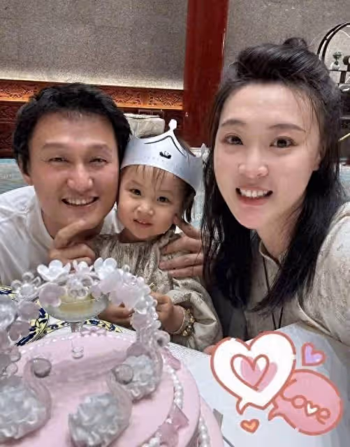 前女排隊長惠若琪為女兒慶生,獲學霸老公送鮮花