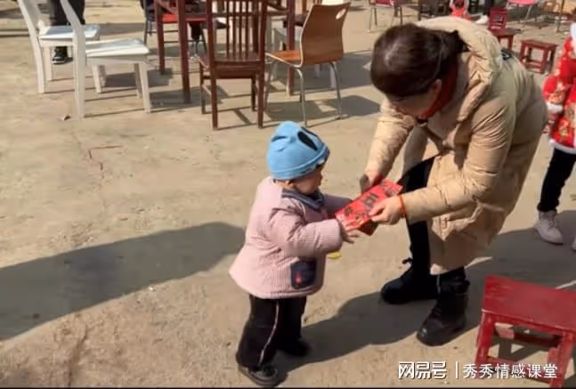 孫子出生公婆包12萬紅包,晚上兒媳打開一看,第二天要給孩子改姓