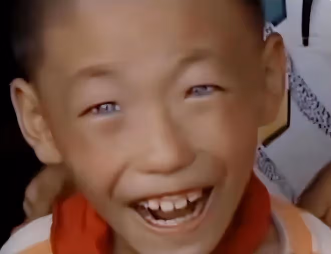 回顧男童天生擁有藍眼,夜晚看東西如同白天,檢查結果讓全家沉默