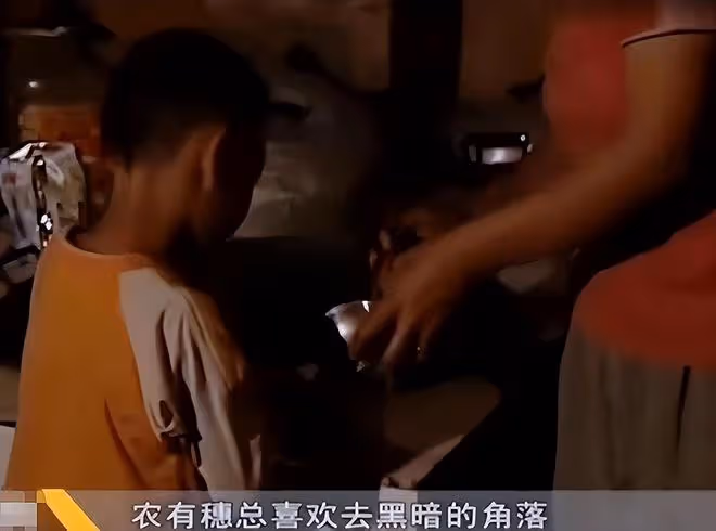 回顧男童天生擁有藍眼,夜晚看東西如同白天,檢查結果讓全家沉默