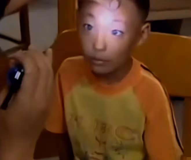 回顧男童天生擁有藍眼,夜晚看東西如同白天,檢查結果讓全家沉默