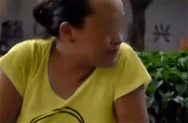 2012年,重慶大爺給懷孕女乞丐100元,不成想她是失蹤的博士女兒