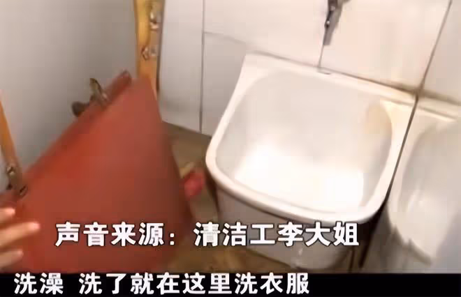 2012年,重慶大爺給懷孕女乞丐100元,不成想她是失蹤的博士女兒