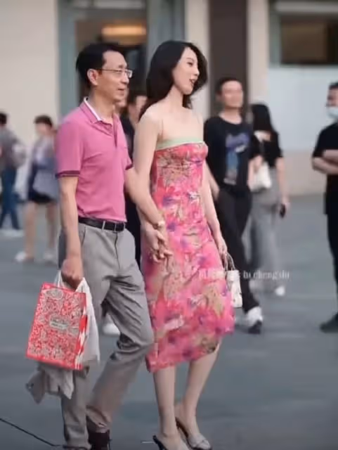 2012年,重慶大爺給懷孕女乞丐100元,不成想她是失蹤的博士女兒