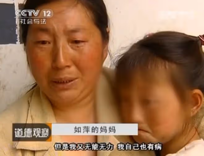 回顧:山村裡的雙胞胎,長相相同卻命運迥異,姐姐只能在地上爬行