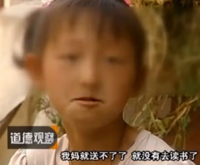 回顧:山村裡的雙胞胎,長相相同卻命運迥異,姐姐只能在地上爬行