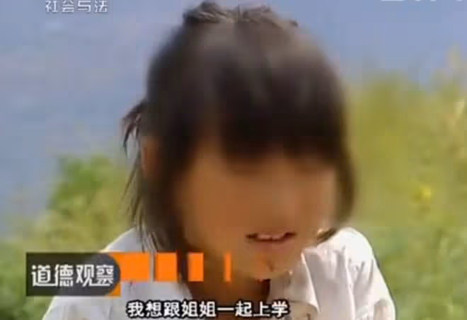 回顧:山村裡的雙胞胎,長相相同卻命運迥異,姐姐只能在地上爬行