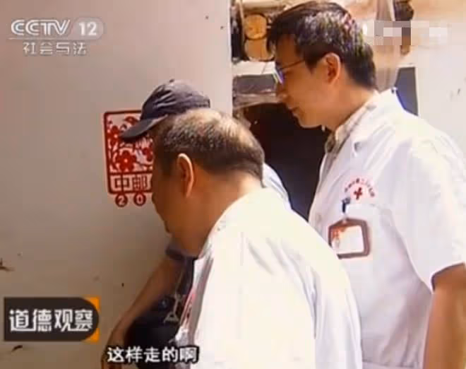 回顧:山村裡的雙胞胎,長相相同卻命運迥異,姐姐只能在地上爬行