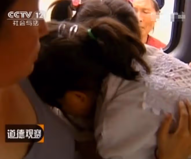 回顧:山村裡的雙胞胎,長相相同卻命運迥異,姐姐只能在地上爬行