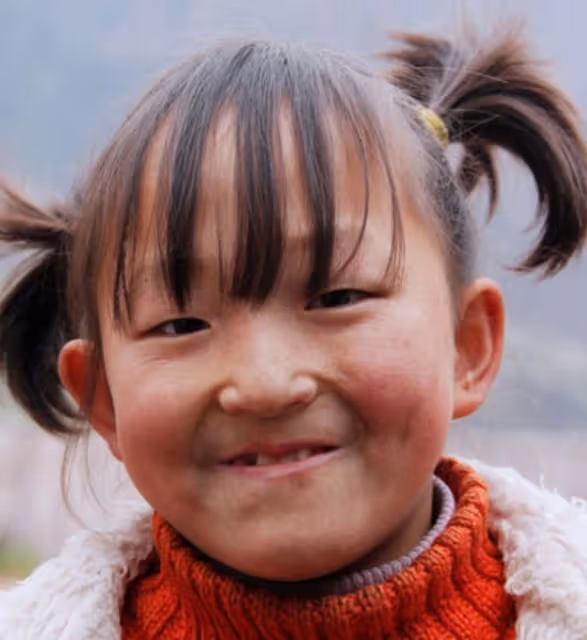 回顧:山村裡的雙胞胎,長相相同卻命運迥異,姐姐只能在地上爬行