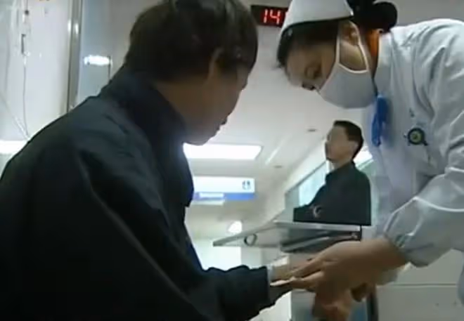 2011年,雲南男子頭疼嘔吐身上惡臭,檢查發現腦中竟插著一把匕首