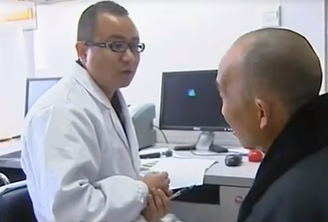 2011年,雲南男子頭疼嘔吐身上惡臭,檢查發現腦中竟插著一把匕首