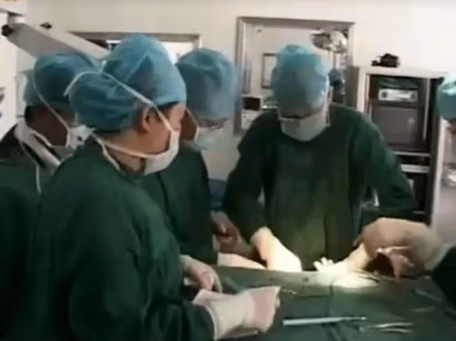2011年,雲南男子頭疼嘔吐身上惡臭,檢查發現腦中竟插著一把匕首