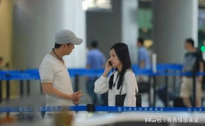 得知妻子和陌生男雙人游，我帶丈母娘去機場迎接，見面後我傻愣了
