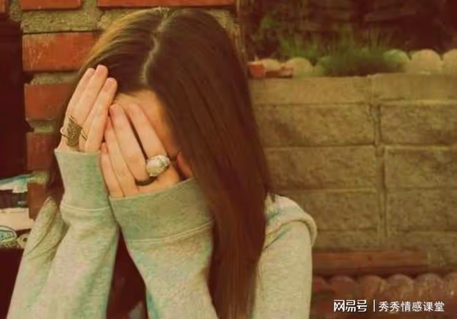 得知妻子和陌生男雙人游,我帶丈母娘去機場迎接,見面後我傻愣了