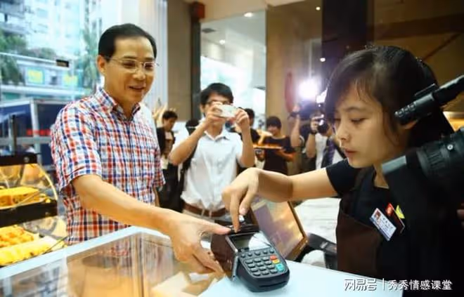 同學聚會,我大方把單買了,聚餐結束時餐廳老闆卻說:請買下單