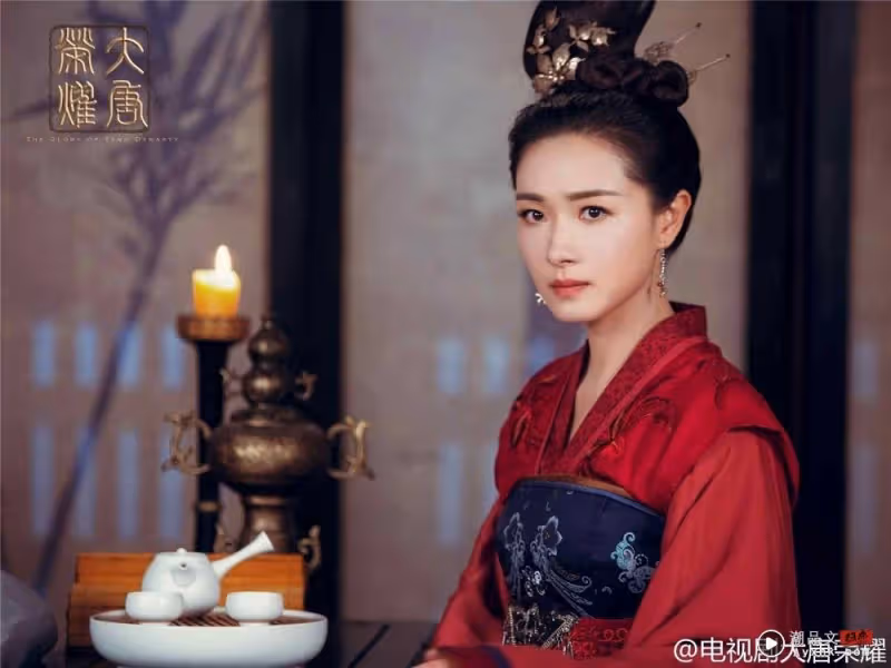 《玫瑰的故事》萬茜短髮LOOK狂圈粉！長發的她是不同味道