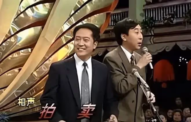 75歲牛群罕見露面!滄桑衰老,變化很大,一身腱子肉明顯表情好兇