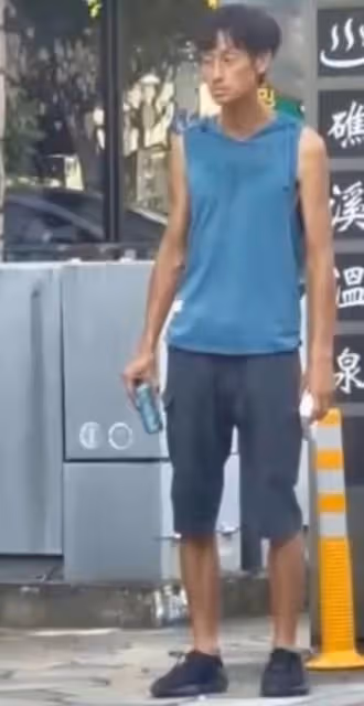 46歲藝人唐治平精神徹底瘋癲,街上搖頭晃腦,攔車拍打車輛