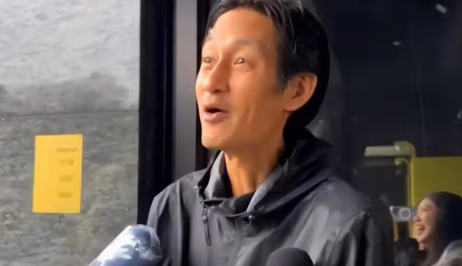 46歲藝人唐治平精神徹底瘋癲,街上搖頭晃腦,攔車拍打車輛