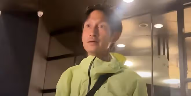 46歲藝人唐治平精神徹底瘋癲,街上搖頭晃腦,攔車拍打車輛
