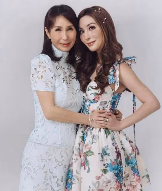 何超瓊給外甥女慶生,何超鳳摟著女兒合影,母女神似姐妹