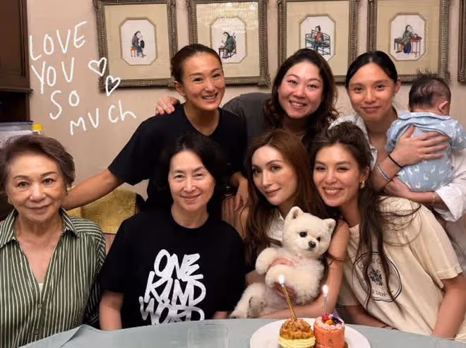 何超瓊給外甥女慶生,何超鳳摟著女兒合影,母女神似姐妹