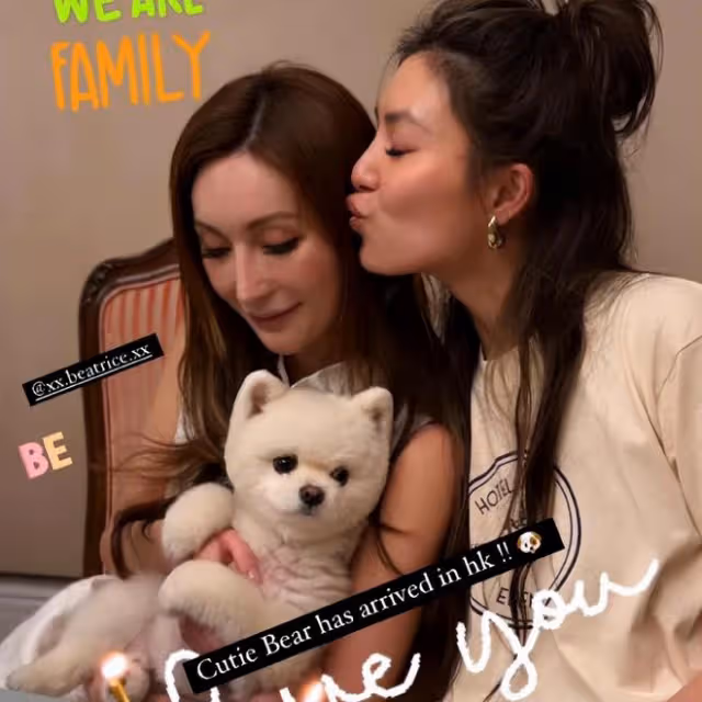 何超瓊給外甥女慶生,何超鳳摟著女兒合影,母女神似姐妹