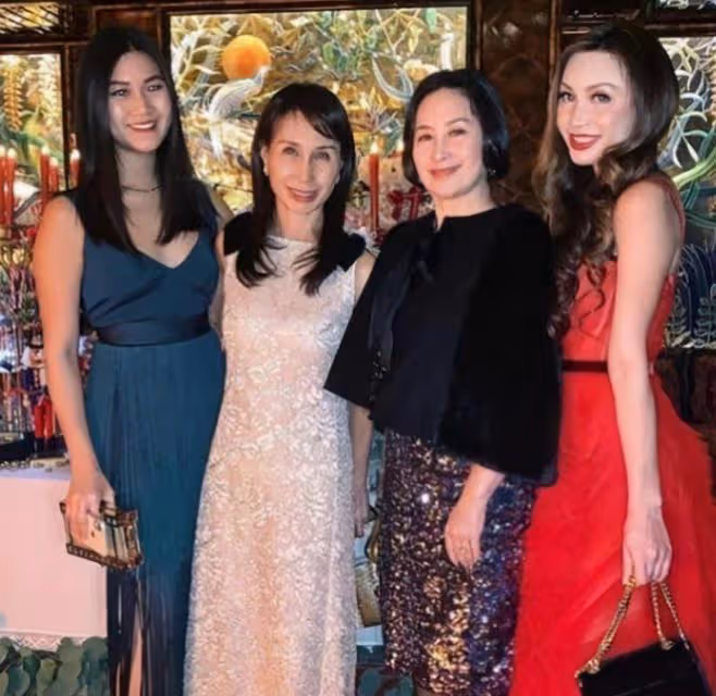 何超瓊給外甥女慶生,何超鳳摟著女兒合影,母女神似姐妹