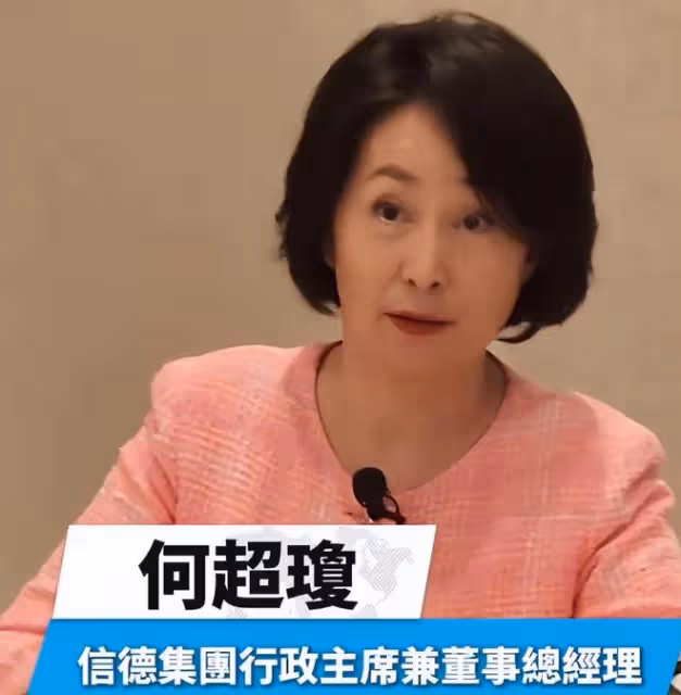 何超瓊給外甥女慶生,何超鳳摟著女兒合影,母女神似姐妹