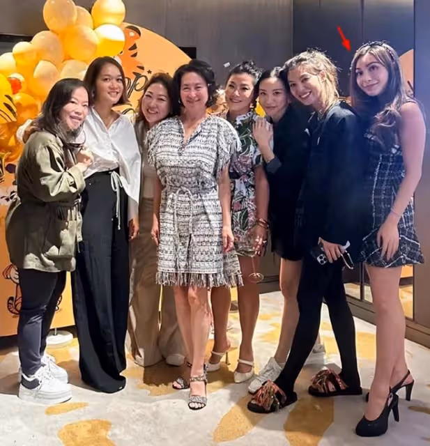 何超瓊給外甥女慶生,何超鳳摟著女兒合影,母女神似姐妹