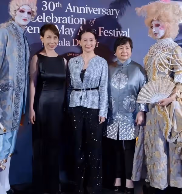 何超瓊給外甥女慶生,何超鳳摟著女兒合影,母女神似姐妹