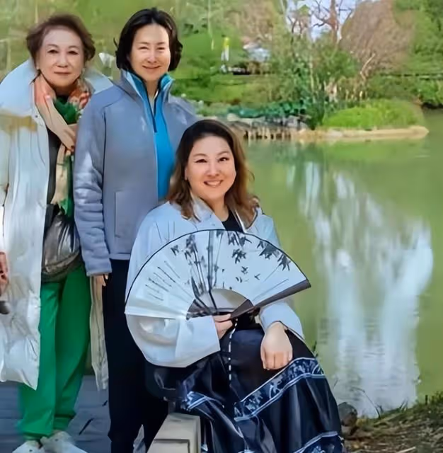 何超瓊給外甥女慶生,何超鳳摟著女兒合影,母女神似姐妹