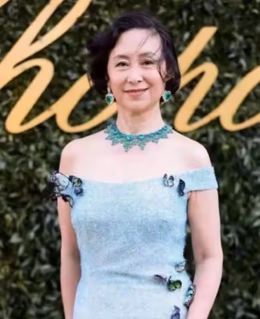 何超瓊給外甥女慶生,何超鳳摟著女兒合影,母女神似姐妹