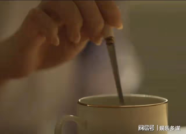 玫瑰的故事結局:白曉荷一個動作暴露她說謊了,兒子就是黃振華的