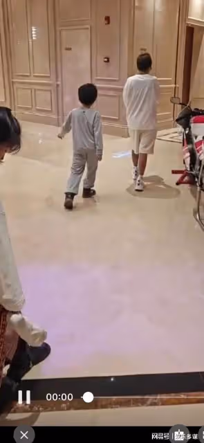 掛熱搜一天沒回應!陳曉被指婚變後續,粉絲公開私生照闢謠