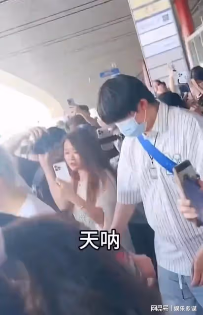 機場調侃素人車主,粉絲護航辱罵!羅雲熙向車主道歉,評論區翻車