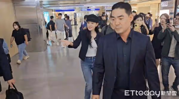 直擊/金智媛抵台美炸!溫柔暖喊:小心喔~ 揮手到最後一刻離開