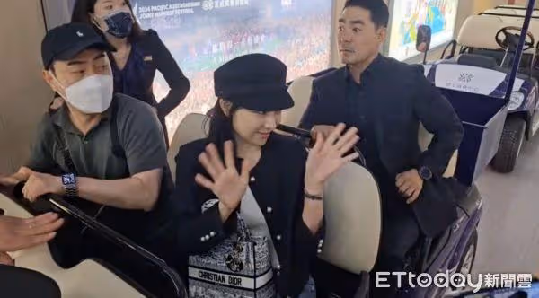 直擊/金智媛抵台美炸!溫柔暖喊:小心喔~ 揮手到最後一刻離開