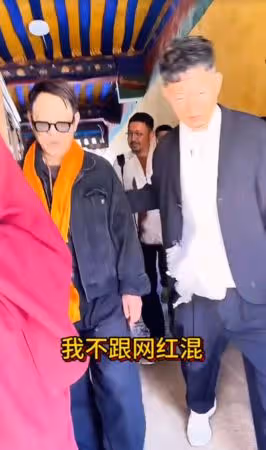 李連杰「走樓梯被攙扶」畫面曝! 下秒反轉...苦笑:傳出去又完了